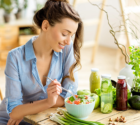 Conozca quién es la única experta en medicina ortomolecular Bogotá Mujer comiendo sano, medicina ortomolecular Bogotá